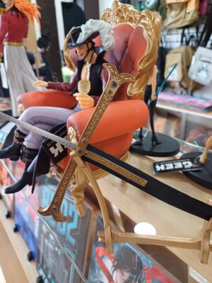 Alternative view of Figura Dracule Mihawk Trono